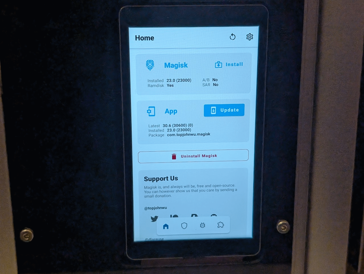 Photo of touchscreen with a successful root with magisk